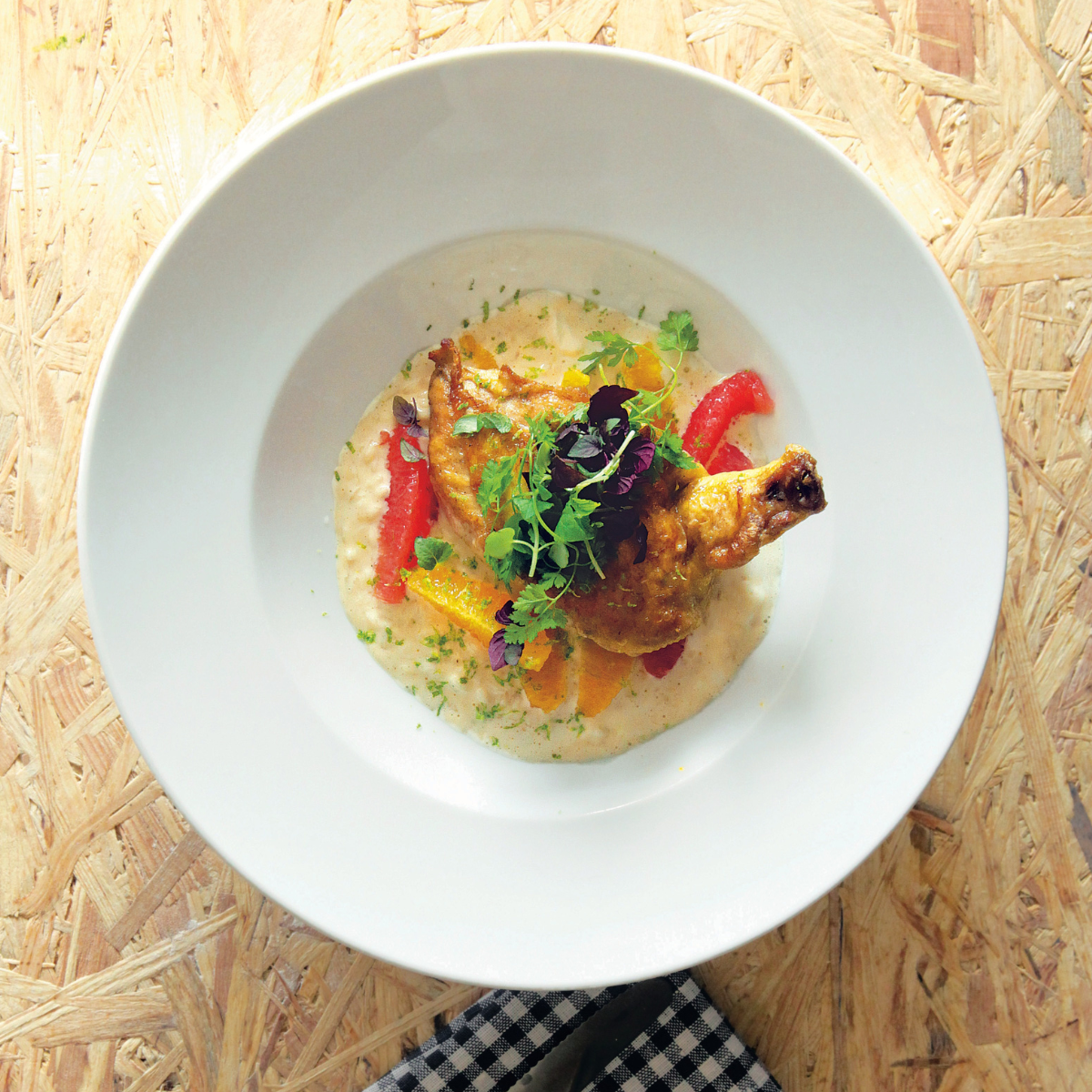 Maispoularde mit Zitrusfrüchte-Risotto und Limettenblätterschaum