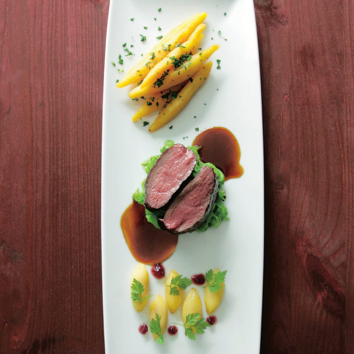 Hirschkalbrücken mit Spitzkohl und glasierten Apfelspalten