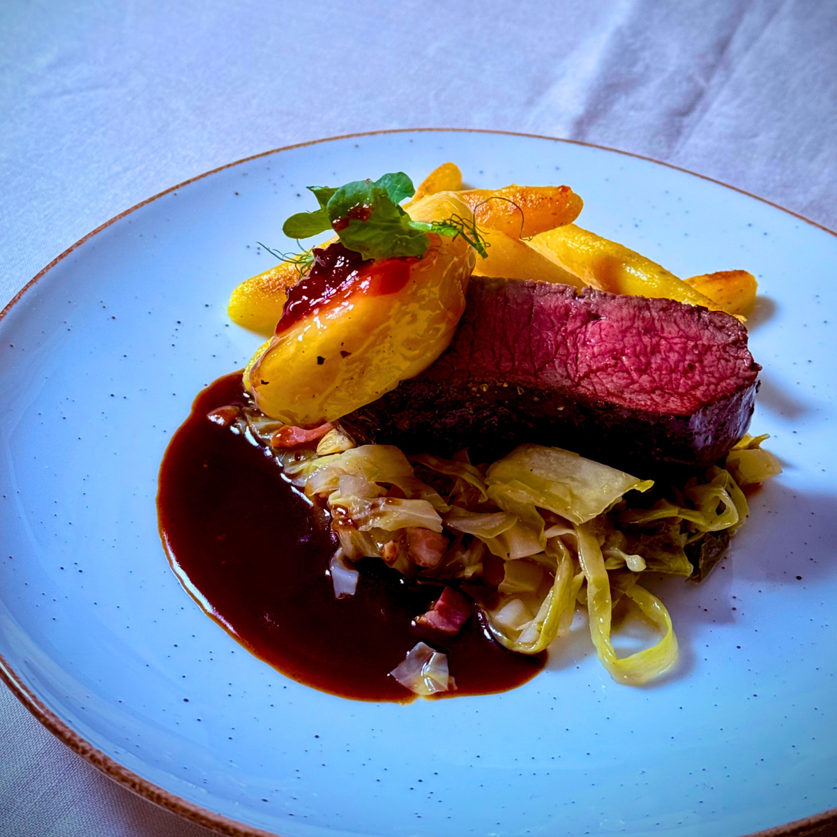 Rosa Damhirschrücken mit Schupfnudeln, Speck-Spitzkohl und karamellisierten Apfelspalten