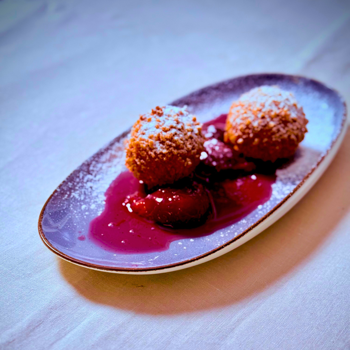 Topfenknödel mit Joghurt, Zitrone, Limette und Tonkabohne