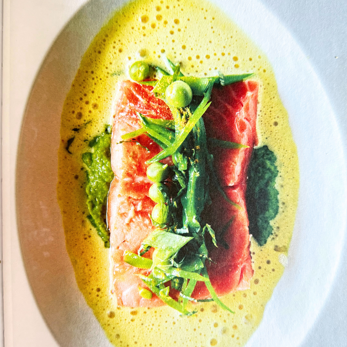 Lachsfilet an Curryschaum, Erbsenpüree, Minze und Joghurt