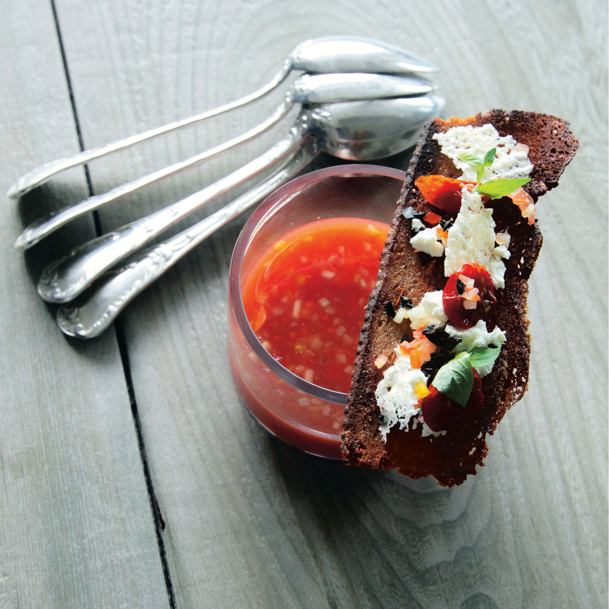 Gazpacho mit Ziegenkäse-Crostini