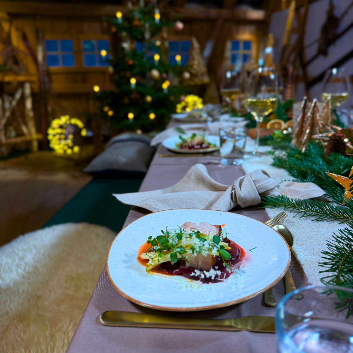 Carpaccio von Roter Bete mit Schweinebauch, Apfel, Meerrettich und Walnuss-Honig-Vinaigrette